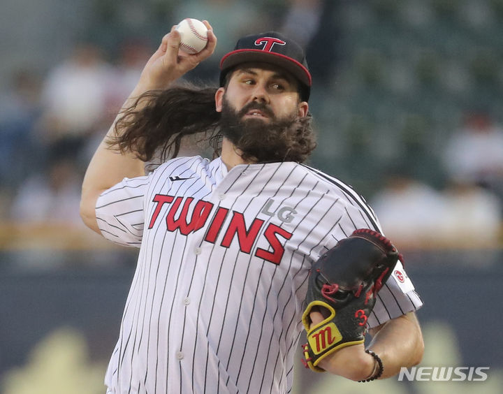 [서울=뉴시스] 김금보 기자 = 31일 서울 송파구 잠실야구장에서 열린 2023 프로야구 두산 베어스 대 LG 트윈스의 경기, 1회초 LG 선발 켈리가 투구하고 있다. 2023.08.31. kgb@newsis.com