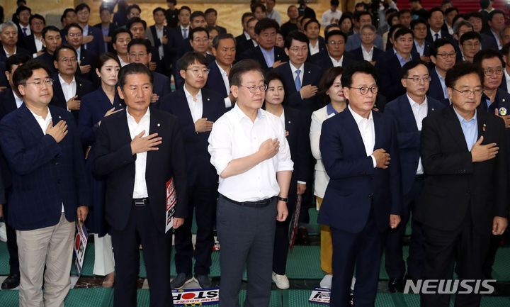 [서울=뉴시스] 추상철 기자 = 이재명 더불어민주당 대표를 비롯한 의원들이 31일 오후 서울 여의도 국회에서 열린 '후쿠시마 오염수 방류 저지를 위한 1박2일 2차 비상행동' 긴급 의원총회에서 국민의례를 하고 있다. 2023.08.31. scchoo@newsis.com