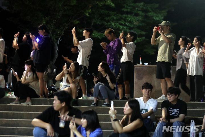 [서울=뉴시스] 조성봉 기자 = 31일 오후 서울 여의도 한강공원에서 시민들이 스마트폰으로  올해 가장 큰 보름달인 '슈퍼 블루문'을 찍고 있다. 이날 뜨는 보름달과 지구 사이 거리는 약 35만7341㎞로, 평균 거리인 38만4400㎞보다 약 2만7000㎞ 가깝다. 다음 슈퍼 블루문이 뜨는 날은 2037년 1월31일이다. 2023.08.31. suncho21@newsis.com