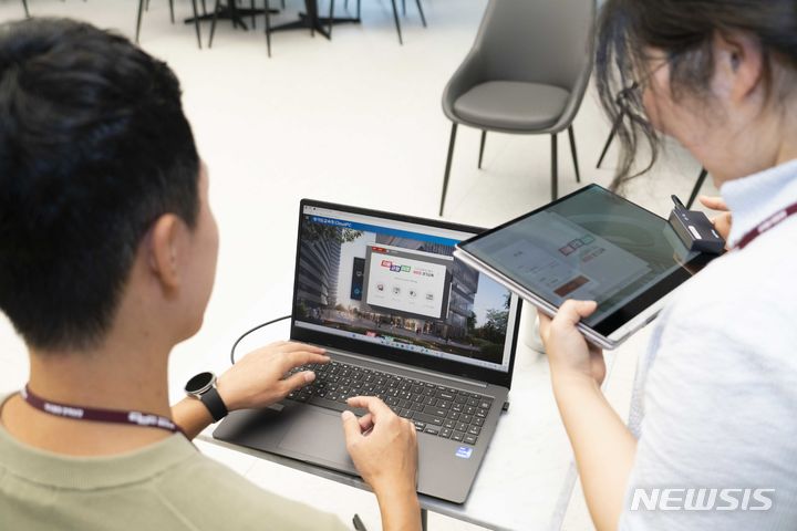 [서울=뉴시스]SK텔레콤은 경기도교육청 직원들 대상으로 언제 어디서나 자유롭게 일할 수 있는 스마트워크 본격 도입에 맞춰, 5G 국가망을 구축 완료했다고 1일 밝혔다. 사진은 경기도교육청 직원들이 사무실 외부에서 업무를 보는 모습