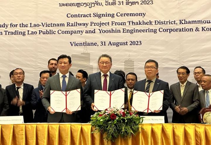 [비엔티안=뉴시스] 철도공단 박진현 신성장사업본부장(오른쪽 첫째)이 지난달 31일(현지시각) 라오스 비엔티안 랜드마크 호텔에서 타켁∼무기아 철도 기본계획(Pre-FEED) 용역 계약을 체결한 뒤 기념촬영을 하고 있다. *재판매 및 DB 금지