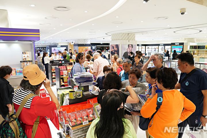 [제주=뉴시스] 우장호 기자 = 지난달 31일 오후 롯데면세점 제주점에 중국발 크루즈 단체관광객 350여명이 방문해 쇼핑을 하고 있다. (사진=롯데면세점 제주점 제공) 2023.08.31. woo1223@newsis.com *재판매 및 DB 금지