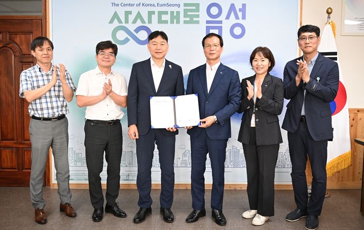 [음성=뉴시스] 강신욱 기자 = 충북 음성군과 한국전력공사가 1일 음성군청에서 충북혁신도시 송전선로 지중화 사업 추진을 위한 업무협약을 하고 있다. (사진=음성군 제공) 2023.09.01. photo@newsis.com *재판매 및 DB 금지