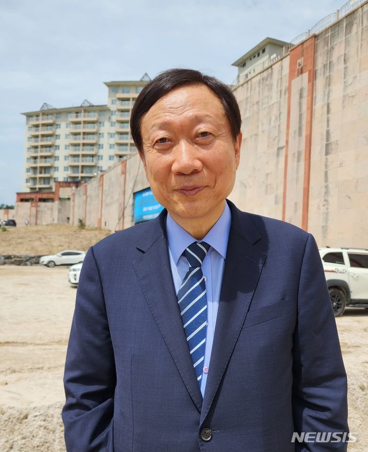 [영주=뉴시스] 김진호 기자 = 박상호 ㈜신태양건설 회장이 31일 경북 영주시 소백산영주스파리조트에서 향후 개발 계획을 설명하고 있다. 2023.08.31  kjh9326@newsis.com