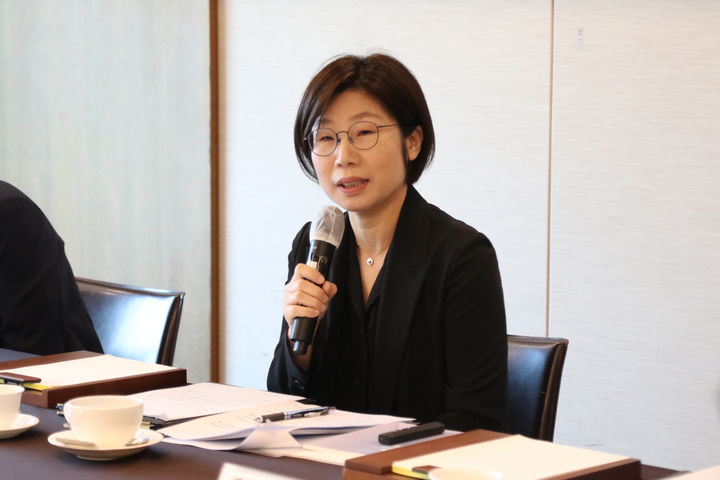 [세종=뉴시스] 박수진 농림축산식품부 식량정책실장(가장 왼쪽)이 1일 서울 프레스센터에서 12개 소비자단체 대표들과 추석 물가 안정 방안 등을 협의했다. (사진=농식품부 제공) *재판매 및 DB 금지