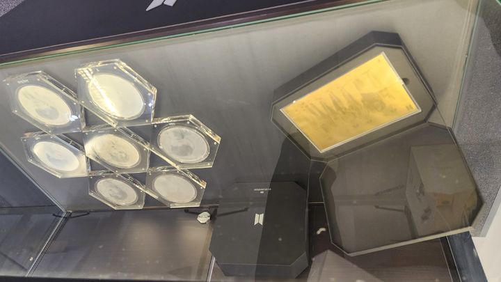 방탄소년단 데뷔 10주년 공식 2차 기념 메달 출시. 2023. 09. 01 *재판매 및 DB 금지