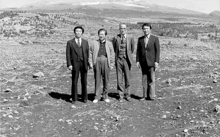 돌송이차밭 계획 부지에서 고 장원 서성환 회장과 일행(사진=아모레퍼시픽 제공) *재판매 및 DB 금지