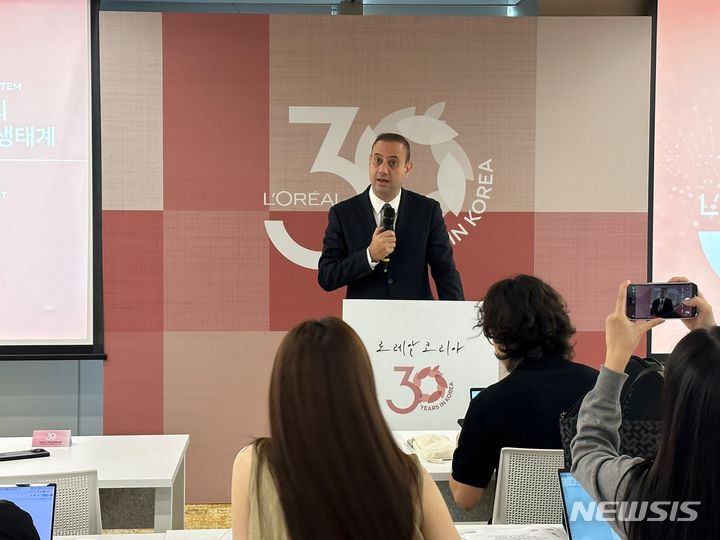 [서울=뉴시스] 이혜원 기자 = 1일 서울 삼성동에 위치한 로레알코리아 본사에서 진행된 로레알코리아 창립 30주년 기념 기자간담회에서 파브리스 메가베인 로레알 북아시아 총괄 사장이 발표를 하고 있다. 2023.09.01.