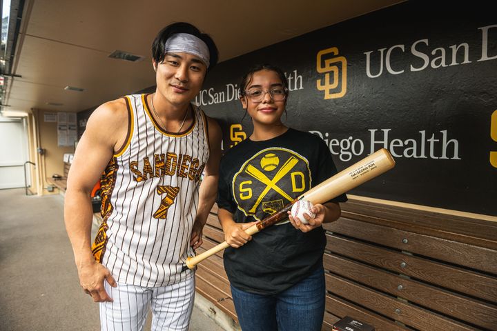 [서울=뉴시스] 김하성과 만루홈런 기념구 돌려준 여성 팬 미아. (사진 = 샌디에이고 파드리스 구단 트위터 캡처) *재판매 및 DB 금지