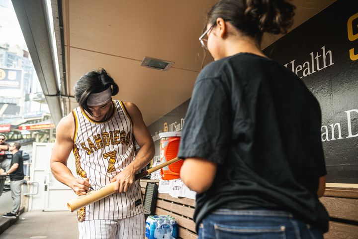 [서울=뉴시스] 김하성과 만루홈런 기념구 돌려준 여성 팬 미아. (사진 = 샌디에이고 파드리스 구단 트위터 캡처) *재판매 및 DB 금지