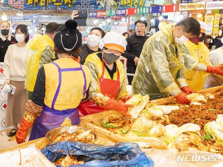 [인천=뉴시스] 인천 계양구 계산시장에서 열린 김장 나눔 행사. (사진=계양구 제공)