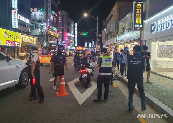 [서울=뉴시스]미아사거리역 인근 이륜차 소음위반 및 불법 개조 합동단속 실시 현장.(제공=서울시)