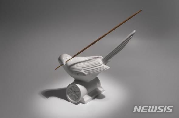 [서울=뉴시스]서울시의 상징인 '까치'와 한국 대표 건축물 '한옥'을 모티브로 한 향꽂이가 서울을 상징하는 관광기념품으로 뽑혔다. (사진=서울시 제공). 2023.09.04. photo@newsis.com