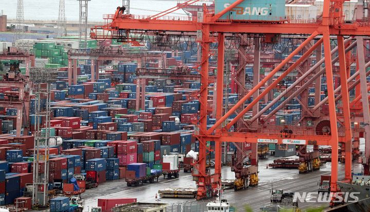 [부산=뉴시스] 하경민 기자 = 부산 남구 신선대 부두에서 컨테이너가 선적 및 하역작업이 진행되고 있다. 2023.09.01. yulnetphoto@newsis.com