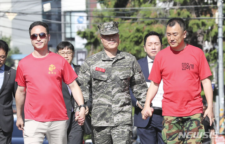 [서울=뉴시스] 김근수 기자 = 박정훈 전 해병대 수사단장이 해병대 동기 전우와 함께 1일 오전 서울 용산구 국방부 군사법원으로 향하고 있다. 국방부 군 검찰은 박정훈 전 해병대 수사단장을 채 모 상병 순직 사건 수사 항명 혐의와 상관 명예훼손 혐의를 더해 사전구속영장을 신청했다. 2023.09.01. ks@newsis.com