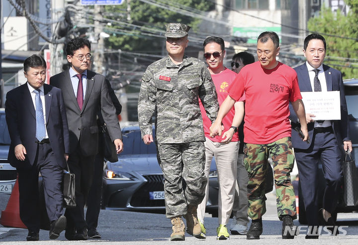 [서울=뉴시스] 김근수 기자 = 박정훈 전 해병대 수사단장이 해병대 동기 전우와 함께 1일 오전 서울 용산구 국방부 군사법원으로 향하고 있다. 국방부 군 검찰은 박정훈 전 해병대 수사단장을 채 모 상병 순직 사건 수사 항명 혐의와 상관 명예훼손 혐의를 더해 사전구속영장을 신청했다. 2023.09.01. ks@newsis.com