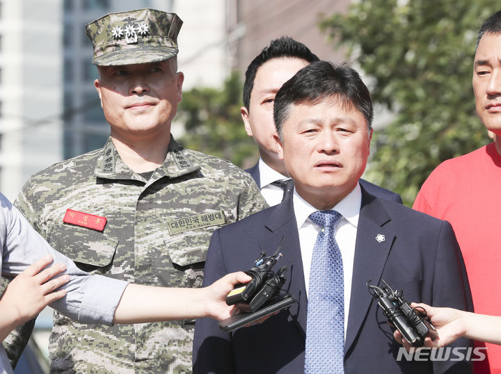 [서울=뉴시스] 김근수 기자 = 박정훈 전 해병대 수사단장 변호인이 1일 오전 서울 용산구 국방부 군사법원에 구속 전 피의자 심문(영장실질심사)에 출석에 앞서 취재진 질문에 답하고 있다. 국방부 군 검찰은 박정훈 전 해병대 수사단장을 채 모 상병 순직 사건을 수사하다 항명 혐의와 상관 명예훼손 혐의를 더해 사전구속영장을 신청했다. 2023.09.01. ks@newsis.com