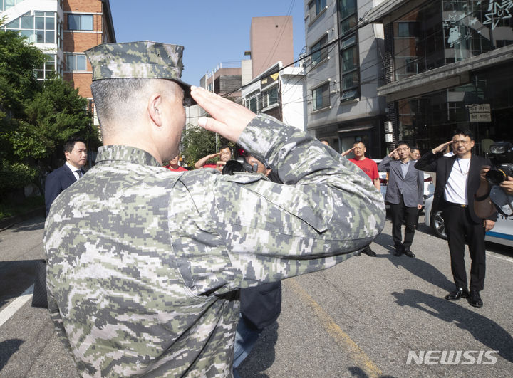 [서울=뉴시스] 김근수 기자 = 박정훈 전 해병대 수사단장이 1일 오전 서울 용산구 국방부 군사법원에 구속 전 피의자 심문(영장실질심사)에 앞서 동기들과 인사를 나누고 있다. 국방부 군 검찰은 박정훈 전 해병대 수사단장을 채 모 상병 순직 사건 수사 항명 혐의와 상관 명예훼손 혐의를 더해 사전구속영장을 신청했다. 2023.09.01. ks@newsis.com