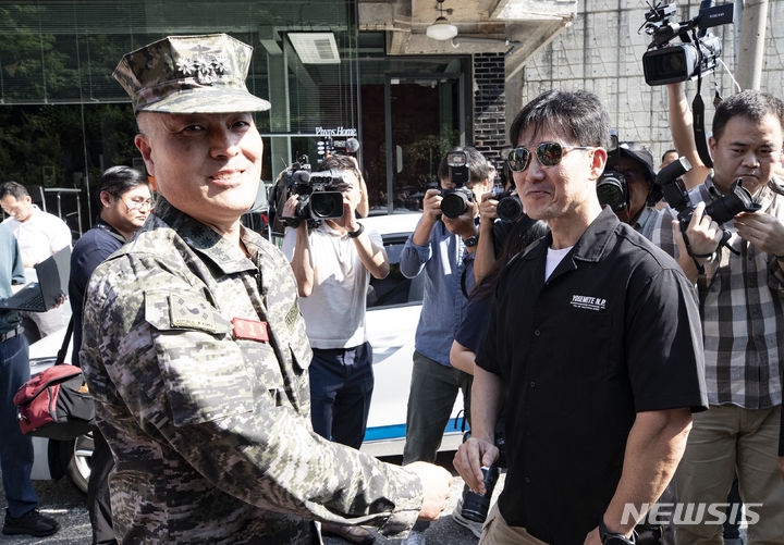 [서울=뉴시스] 김근수 기자 = 박정훈 전 해병대 수사단장이 1일 오전 서울 용산구 국방부 군사법원에 구속 전 피의자 심문(영장실질심사)에 앞서 등기들과 인사를 나누고 있다. 국방부 군 검찰은 박정훈 전 해병대 수사단장을 채 모 상병 순직 사건을 수사하다 항명 혐의와 상관 명예훼손 혐의를 더해 사전구속영장을 신청했다. 2023.09.01. ks@newsis.com