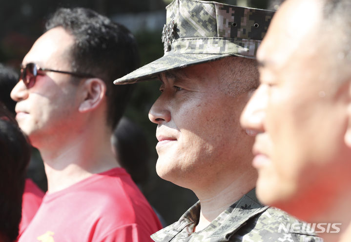 [서울=뉴시스] 김근수 기자 = 박정훈 전 해병대 수사단장이 1일 오전 서울 용산구 국방부 군사법원에 구속 전 피의자 심문(영장실질심사)에 출석하고 있다. 국방부 군 검찰은 박정훈 전 해병대 수사단장을 채 모 상병 순직 사건 수사 항명 혐의와 상관 명예훼손 혐의를 더해 사전구속영장을 신청했다. 2023.09.01. ks@newsis.com