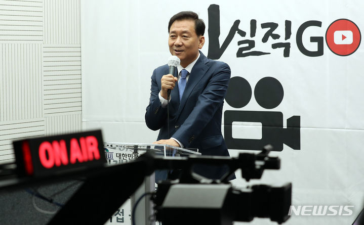 [서울=뉴시스] 이영환 기자 = 이광재 국회 사무총장이 1일 오전 서울 여의도 국회 의원회관 이실직고 스튜디오에서 열린 이실직고 개소식에서 인사말을 하고 있다. 2023.09.01. 20hwan@newsis.com