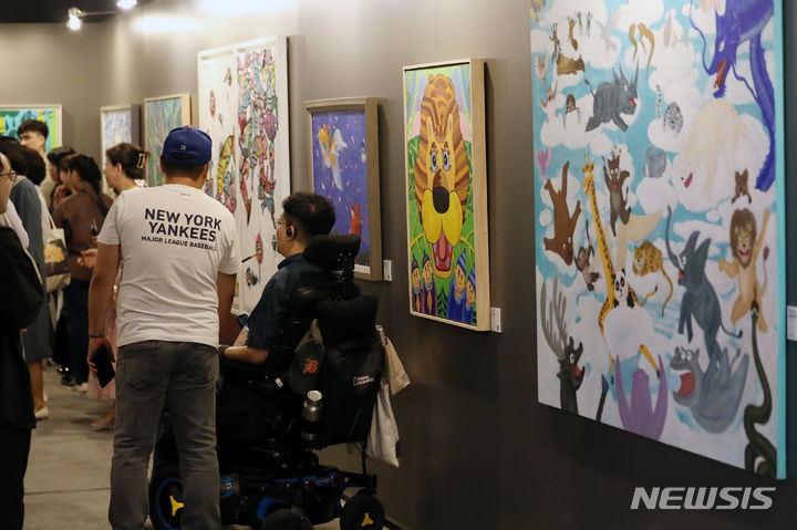[서울=뉴시스] 조성우 기자 = 지난 1일 오후 서울 종로구 청와대 춘추관에서 열린 장애예술인 특별전시 '국민 속으로, 어울림 속으로'를 찾은 시민들이 작품을 관람하고 있다. 2023.09.01. xconfind@newsis.com
