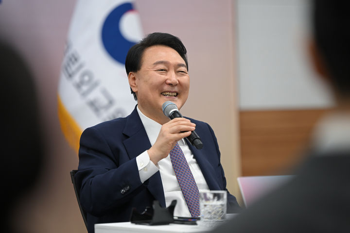 [서울=뉴시스] 윤석열 대통령이 1일 서울 서초구 국립외교원에서 열린 차세대 외교관과의 대화에서 질의에 답변하고 있다. (사진=대통령실 제공) 2023.09.01. photo@newsis.com *재판매 및 DB 금지