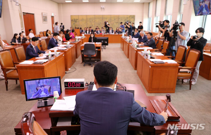 [서울=뉴시스] 고범준 기자 = 홍익표 문화체육관광위원회 위원장이 1일 오후 서울 여의도 국회에서 열린 문화체육관광위원회 전체회의에서 의사봉을 두드리고 있다. 2023.09.01. bjko@newsis.com