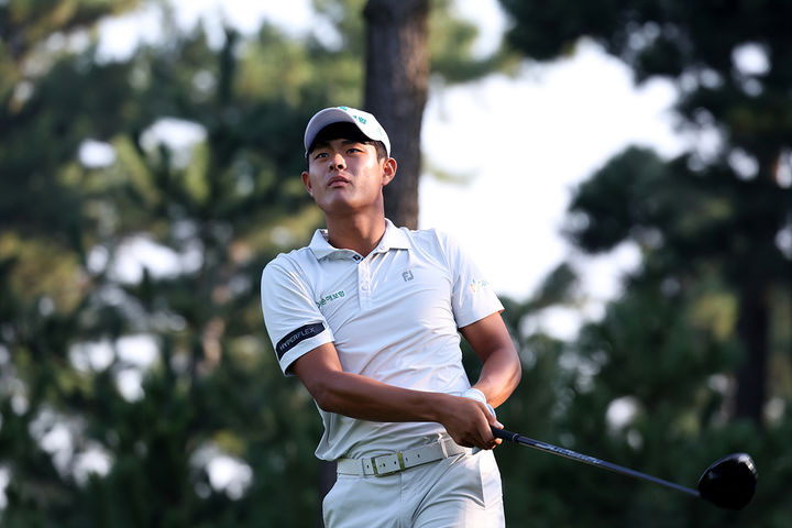 [서울=뉴시스] 1일 경기도 안산 더헤븐CC에서 열린 LX 챔피언십 2라운드 13번홀에서 장희민이 드라이버티샷 후 볼의 방향을 보고 있다. (사진=KPGA 제공) 2023.09.01. photo@newsis.com *재판매 및 DB 금지