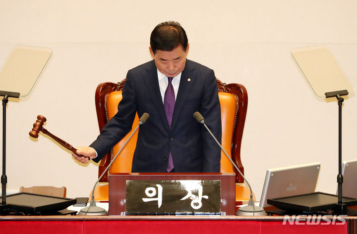 [서울=뉴시스] 추상철 기자 = 김진표 국회의장이 1일 오후 서울 여의도 국회에서 열린 제410회 국회(정기회) 개회식에서 의사봉을 두드리고 있다. 2023.09.01. scchoo@newsis.com