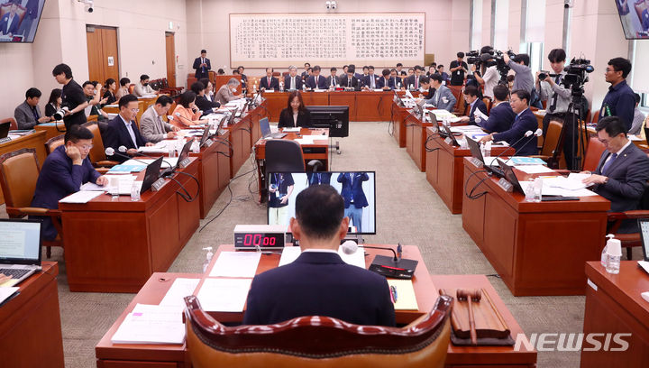[서울=뉴시스] 추상철 기자 = 1일 오후 서울 여의도 국회에서 법제사법위원회 전체회의가 열리고 있다. 2023.09.01. scchoo@newsis.com