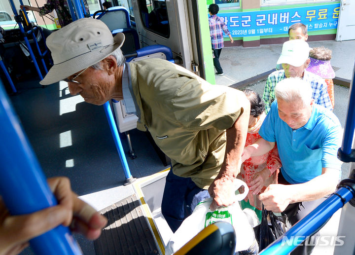 [완도=뉴시스] 김혜인 기자 = 완도 군내버스 전면 무료 운행이 시작된 1일 오전 전남 완도군 공영버스터미널에서 군민들이 버스에 오르고있다. 2023.09.01. hyein0342@newsis.com