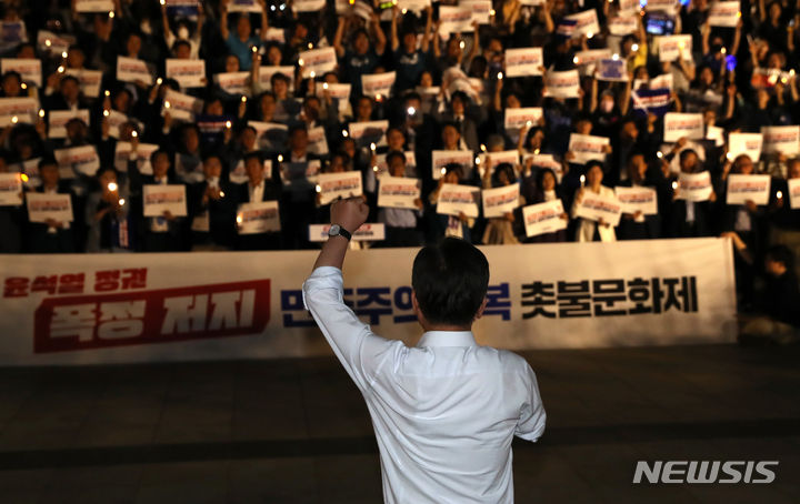 [서울=뉴시스] 이영환 기자 = 이재명 더불어민주당 대표가 1일 오후 서울 여의도 국회 본청 앞 계단에서 열린 제1차 윤석열정권 폭정 저지 민주주의 회복 촛불문화제에서 발언을 하고 있다.2023.09.01. 20hwan@newsis.com