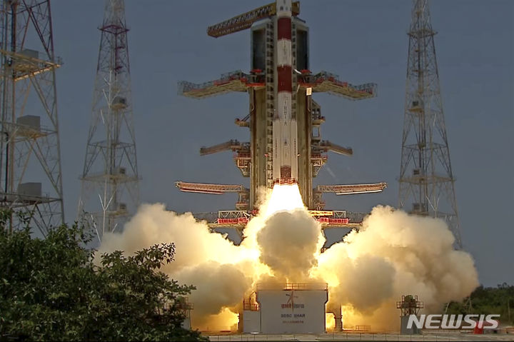 [스리하리코타=AP/뉴시스]인도의 인도우주연구기구(ISRO)는 2일(현지시간) 태양 관측용 인공위성을 발사했다. 사진은 인도우주연구기구(ISRO) 유튜브 채널 영상 캡처. 안드라프라데시주 스리하리코타 우주기지에서 아디티아 L1 인공위성이 발사되는 모습. 2023.09.02.