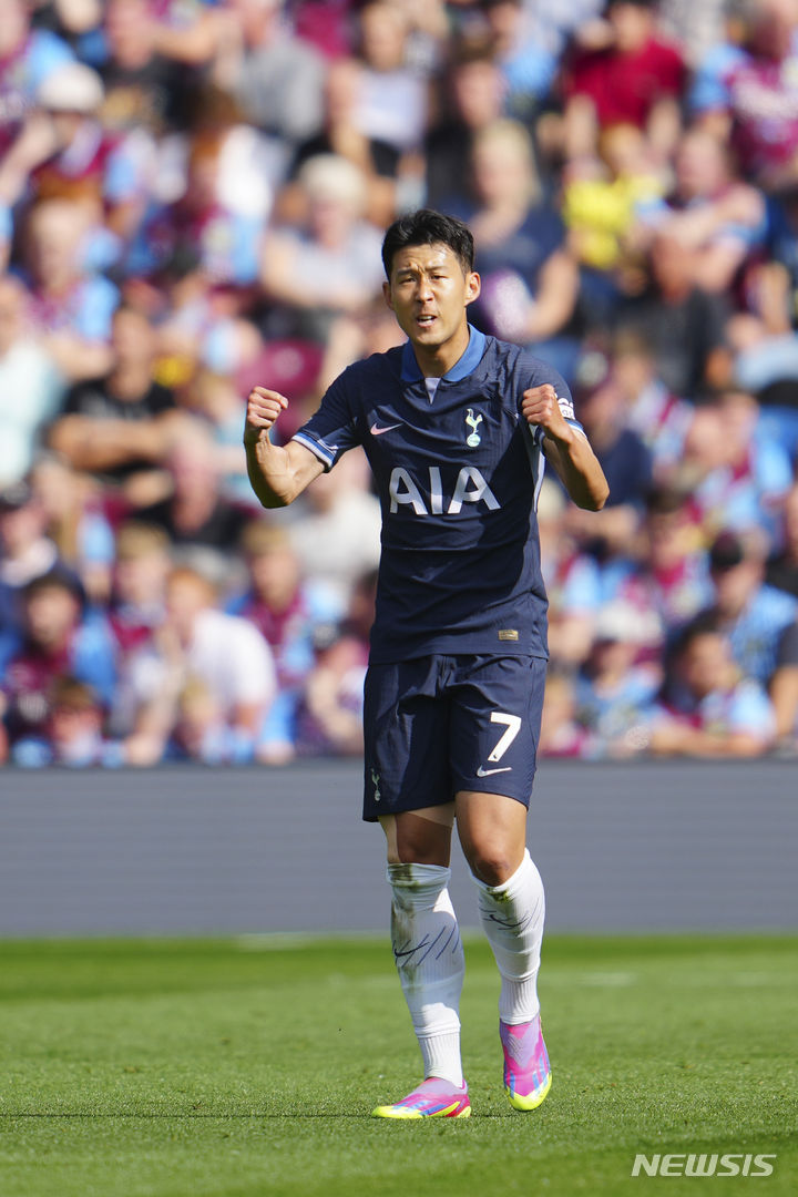 [번리=AP/뉴시스]손흥민은 2일 오후 11시(한국시간) 영국 번리의 터프 무어에서 열린 승격팀 번리와 2023~2024시즌 EPL 4라운드에서 선발로 출전해 0-1로 뒤진 전반 16분 동점골을 터뜨렸다. 