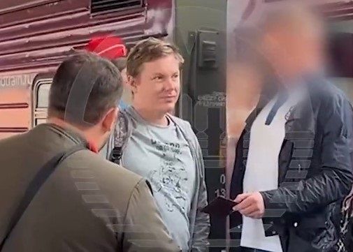 [서울=뉴시스]러시아군을 비판하던 극우 민족주의 성향의 러시아 군사블로거가 당국에 체포됐다. 러시아 군사블로거 안드레이 쿠르신(가운데)의 모습. <사진출처: 엑스> 2023.09.02 