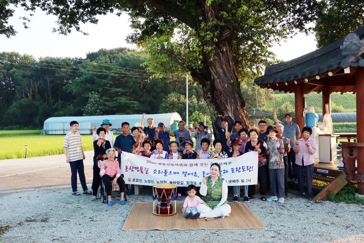 박이슬 국악인(충남연정국악단)이 호암리 왕버들 정자에서 열창한 후 명품길 산책에 나선 시민들과 기념사진을 찍고 있다. 2023. 09. 02 *재판매 및 DB 금지