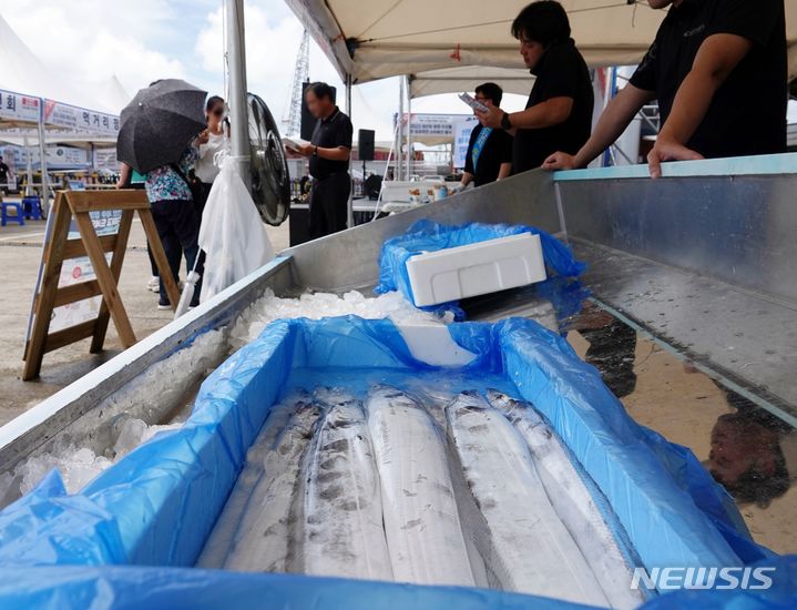[제주=뉴시스] 오영재 기자 = 제주 서귀포시 성산포수협수산물직판장에서 열린 수산물 소비 촉진 행사 '성산해 성산해'에 방문객들의 발길이 이어지고 있다. (사진=뉴시스DB) oyj4343@newsis.com 