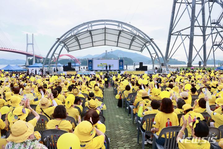 [사천=뉴시스] 차용현 기자 = 경남 사천시는 2일 오후 4시 삼천포대교공원에서 박서진 가수를 비롯해 팬클럽, 시민 등 2000여 명이 참석한 가운데 박서진 길 선포식을 개최했다. 2023.09.02.(사진=사천시 제공)photo@newsis.com