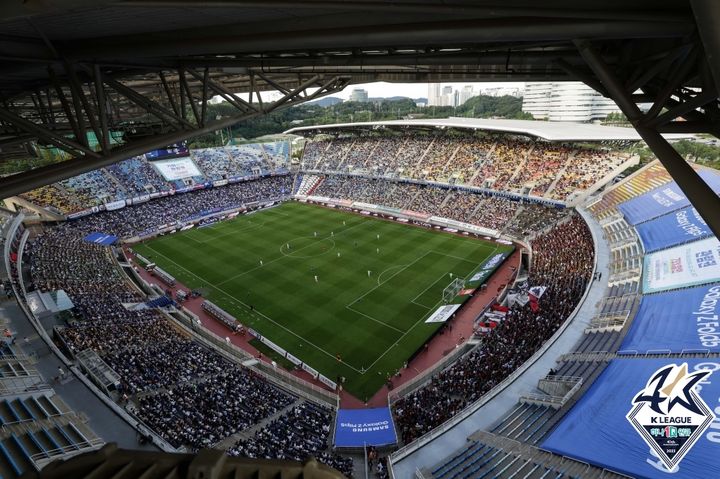 [서울=뉴시스]슈퍼매치가 열린 수원월드컵경기장. (사진=프로축구연맹 제공)