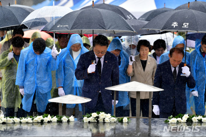 [광주=뉴시스] 이영주 기자 = 강민구 더불어민주당 대구시당위원장과 당원들이 2일 오전 광주 북구 운정동 국립5·18민주묘지를 찾아 참배하고 있다. 2023.09.02. leeyj2578@newsis.com