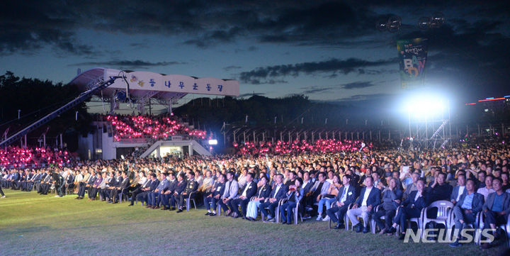 [무주=뉴시스] 김얼 기자 = 제27회 무주 반딧불축제 개막식이 열린 2일 전북 무주군 등나무운동장이 축제를 즐기기 위해 모여든 관광객들로 발 디딜 틈 없이 북적이고 있다. 2023.09.02. pmkeul@nwsis.com