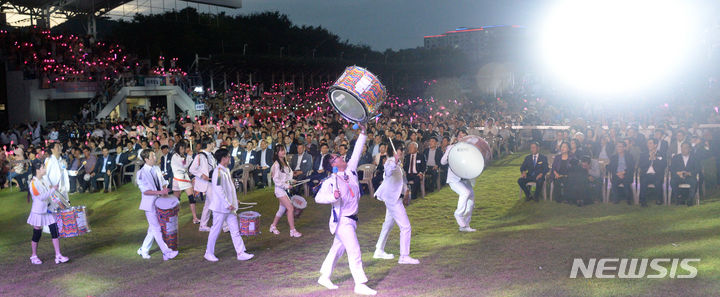 [무주=뉴시스] 김얼 기자 = 제27회 무주 반딧불축제 개막식이 열린 2일 전북 무주군 등나무운동장에서 퍼레이드가 펼쳐지고 있다. 2023.09.02. pmkeul@nwsis.com