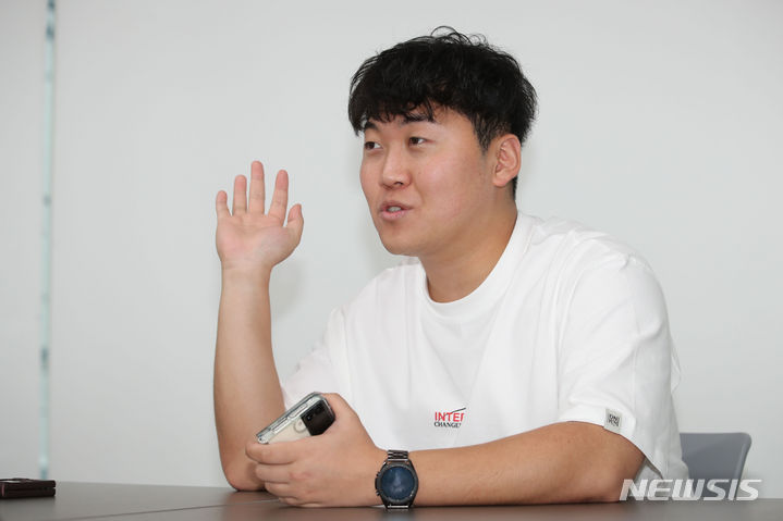 [서울=뉴시스] 권창회 기자 = 크리에이터 조주봉(개그맨 조훈)이 지난달 29일 오후 서울 마포구 메타코미디 사옥에서 뉴시스와 인터뷰를 하고 있다. 2023.09.03. kch0523@newsis.com