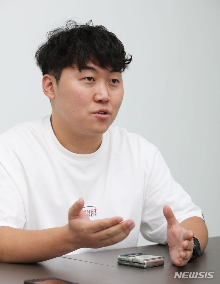 [서울=뉴시스] 권창회 기자 = 크리에이터 조주봉(개그맨 조훈)이 지난달 29일 오후 서울 마포구 메타코미디 사옥에서 뉴시스와 인터뷰를 하고 있다. 2023.09.03. kch0523@newsis.com