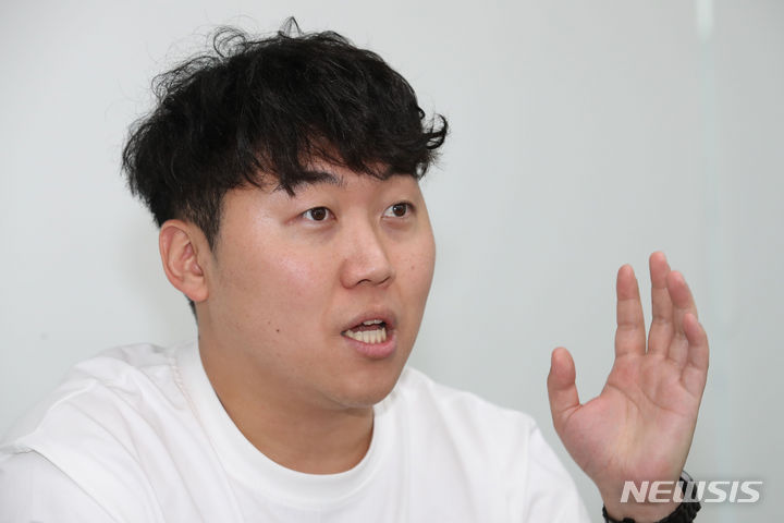 [서울=뉴시스] 권창회 기자 = 크리에이터 조주봉(개그맨 조훈)이 지난달 29일 오후 서울 마포구 메타코미디 사옥에서 뉴시스와 인터뷰를 하고 있다. 2023.09.03. kch0523@newsis.com