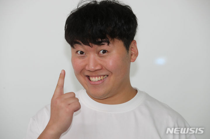 [서울=뉴시스] 권창회 기자 = 크리에이터 조주봉(개그맨 조훈)이 지난달 29일 오후 서울 마포구 메타코미디 사옥에서 뉴시스와 인터뷰 전 포즈를 취하고 있다. 2023.09.03. kch0523@newsis.com