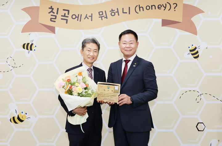 박병태(왼쪽) 대표가 김재욱 군수에게 감사패를 받고 있다. (사진=칠곡군 제공) *재판매 및 DB 금지