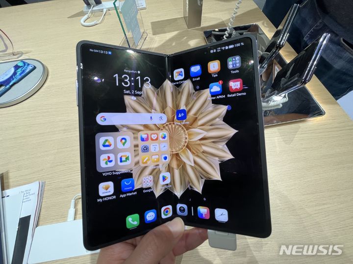 [베를린=뉴시스]이현주 기자 = 중국 업체 아너가 독일 베를린 IFA 2023에 전시한 폴더블 스마트폰 '매직 V2'. 2023.9.3. lovelypsyche@newsis.com