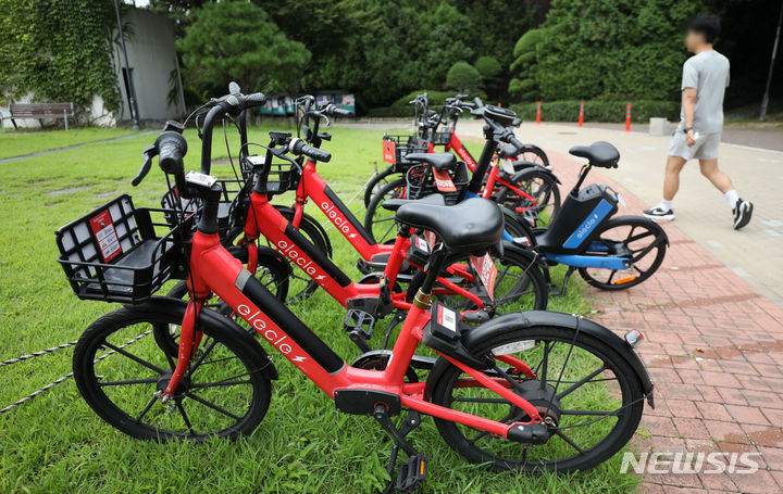 [공주=뉴시스] = 서울 소재 대학 캠퍼스에 공유 모빌리티 서비스 업체의 전기자전거가 세워져있다. (사진=뉴시스 DB). photo@newsis.com 